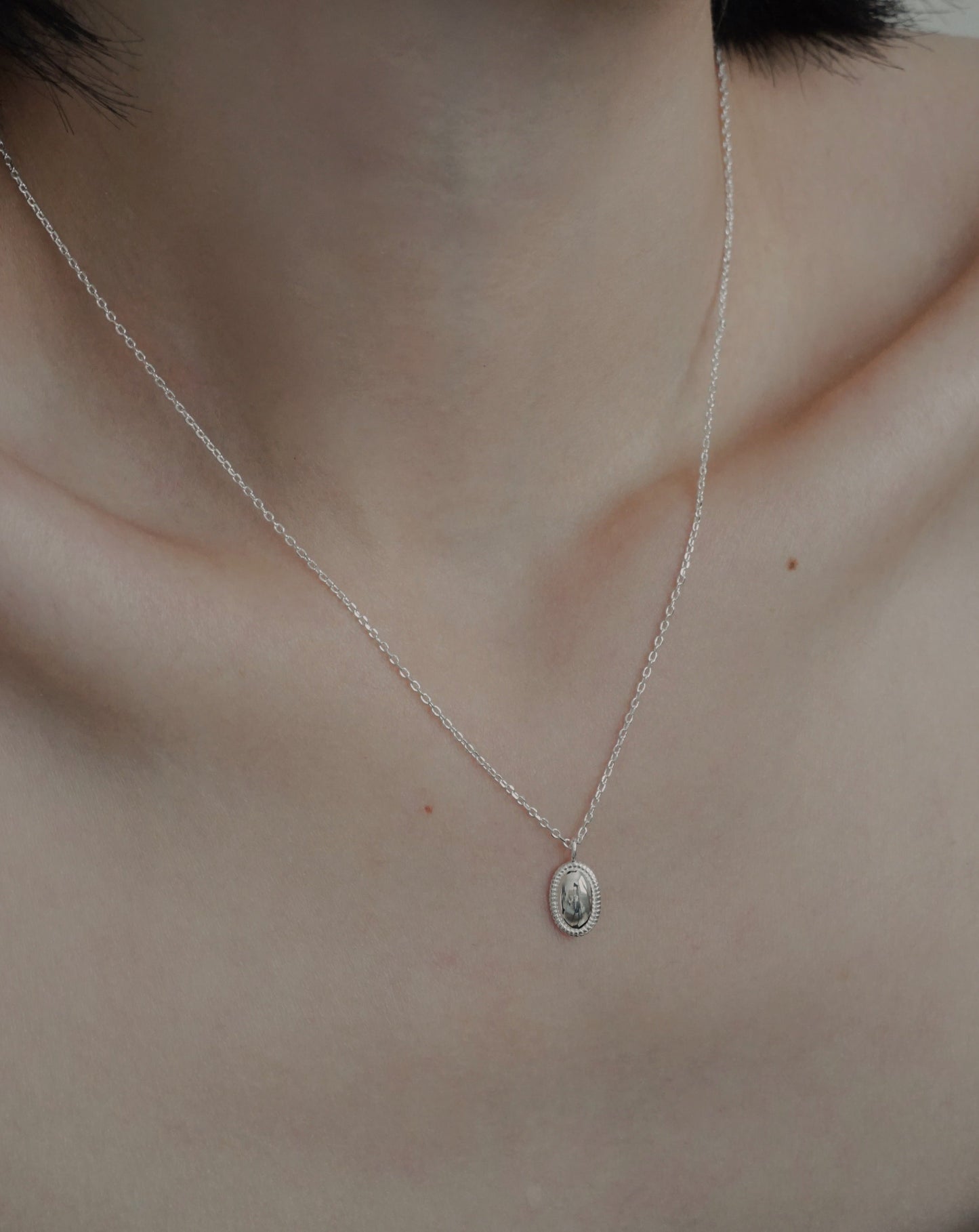 Oval Pendant Necklace in Silver