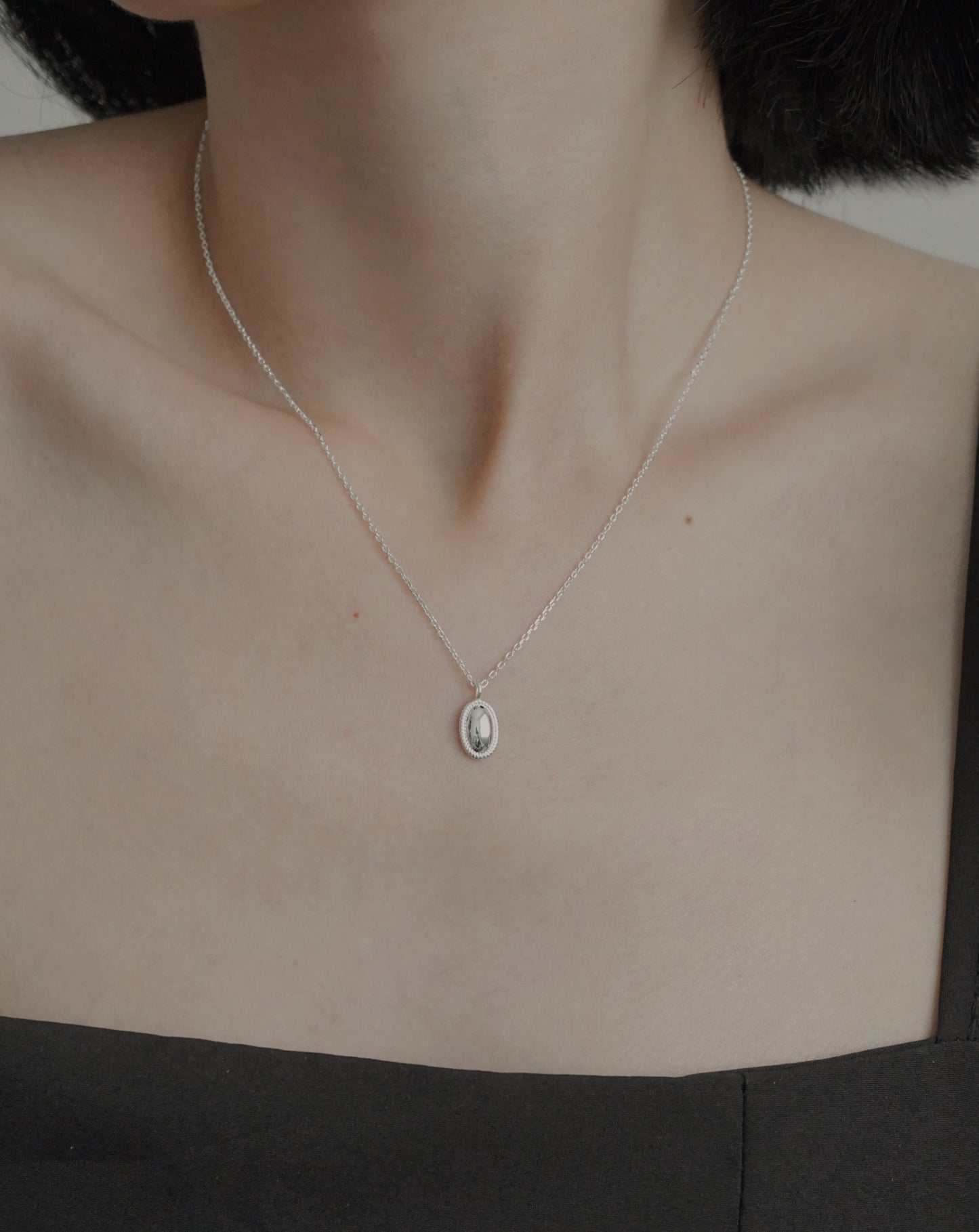 Oval Pendant Necklace in Silver