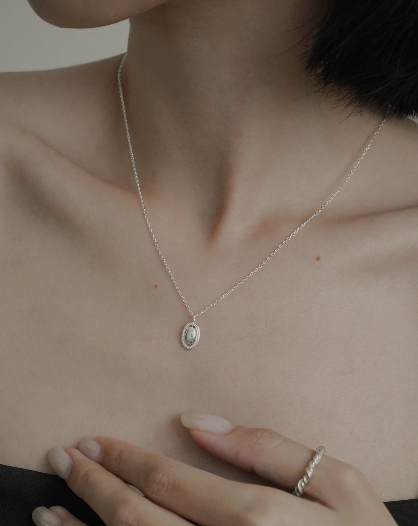 Oval Pendant Necklace in Silver