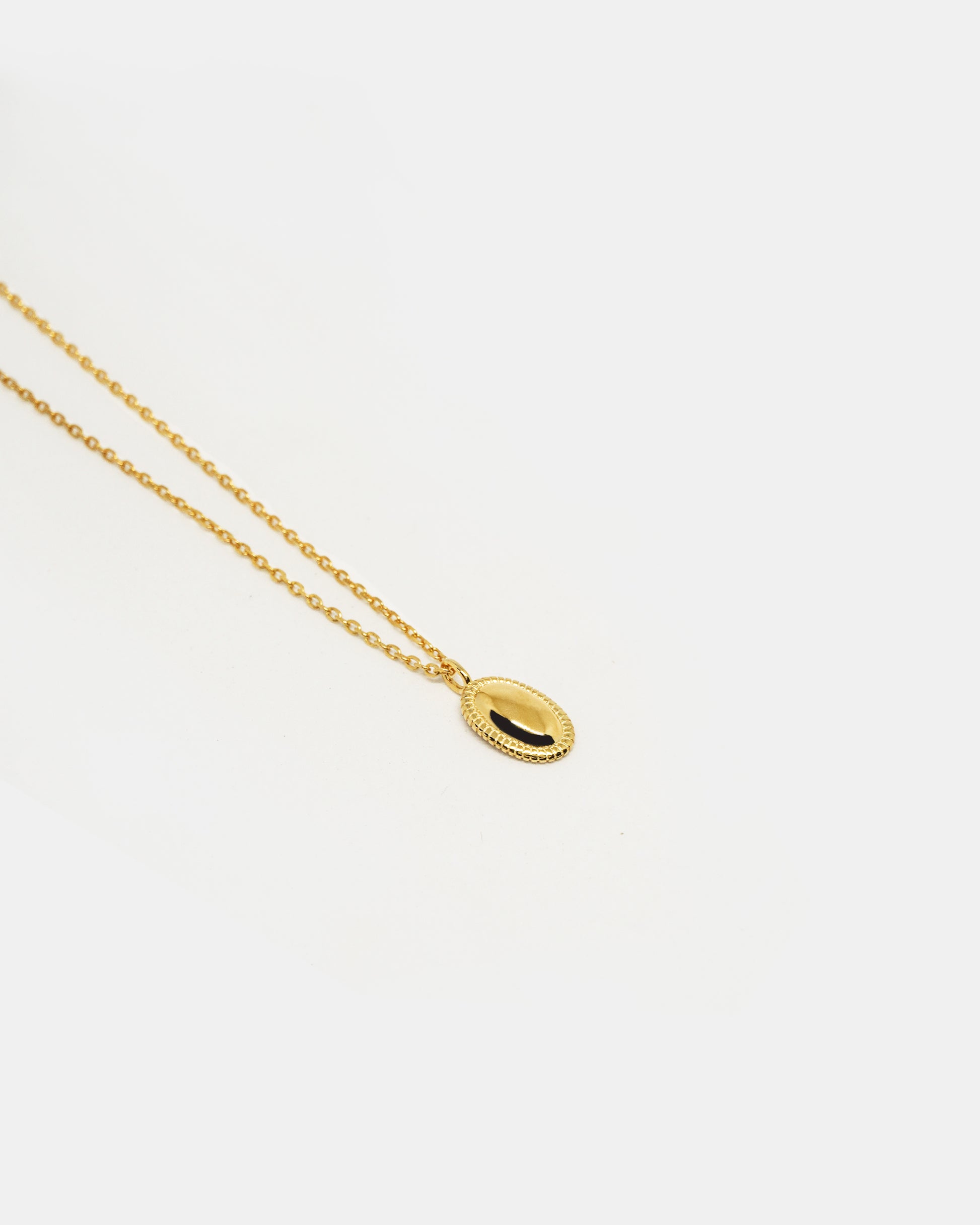 Oval Pendant Necklace in Gold
