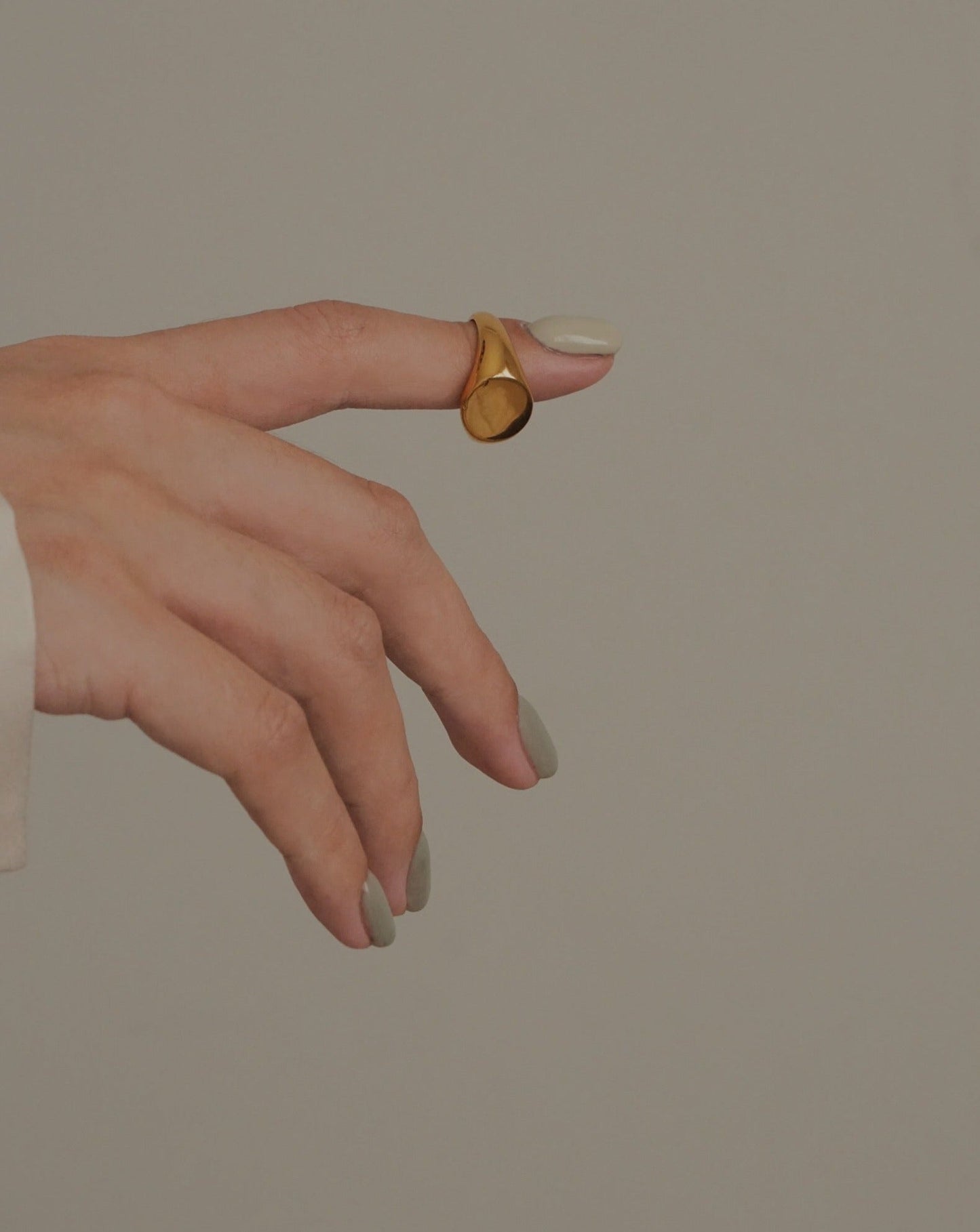 Imperfect: Round Signet Ring in Gold