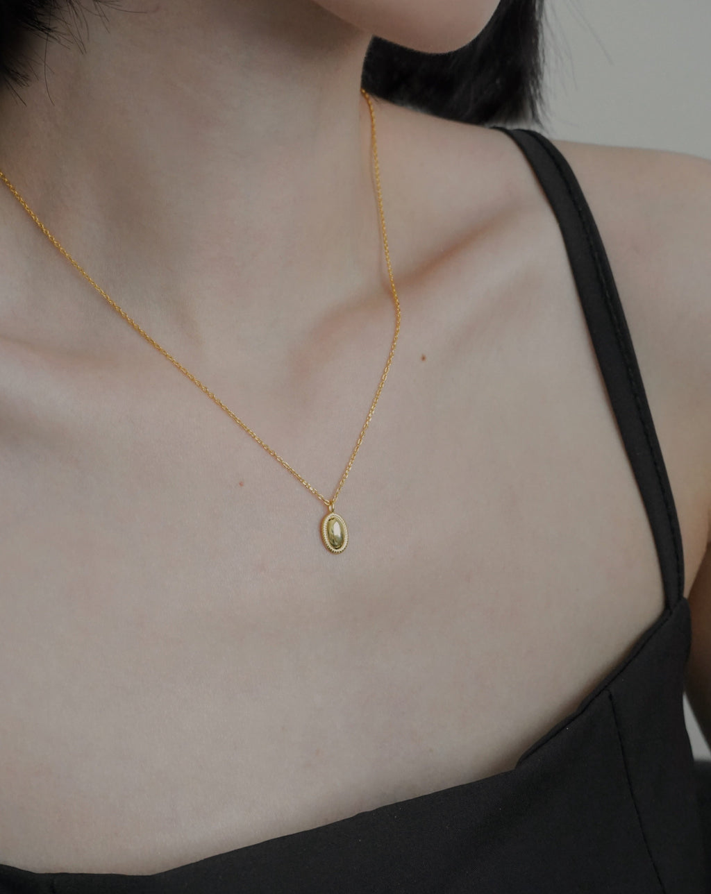 Oval Pendant Necklace in Gold