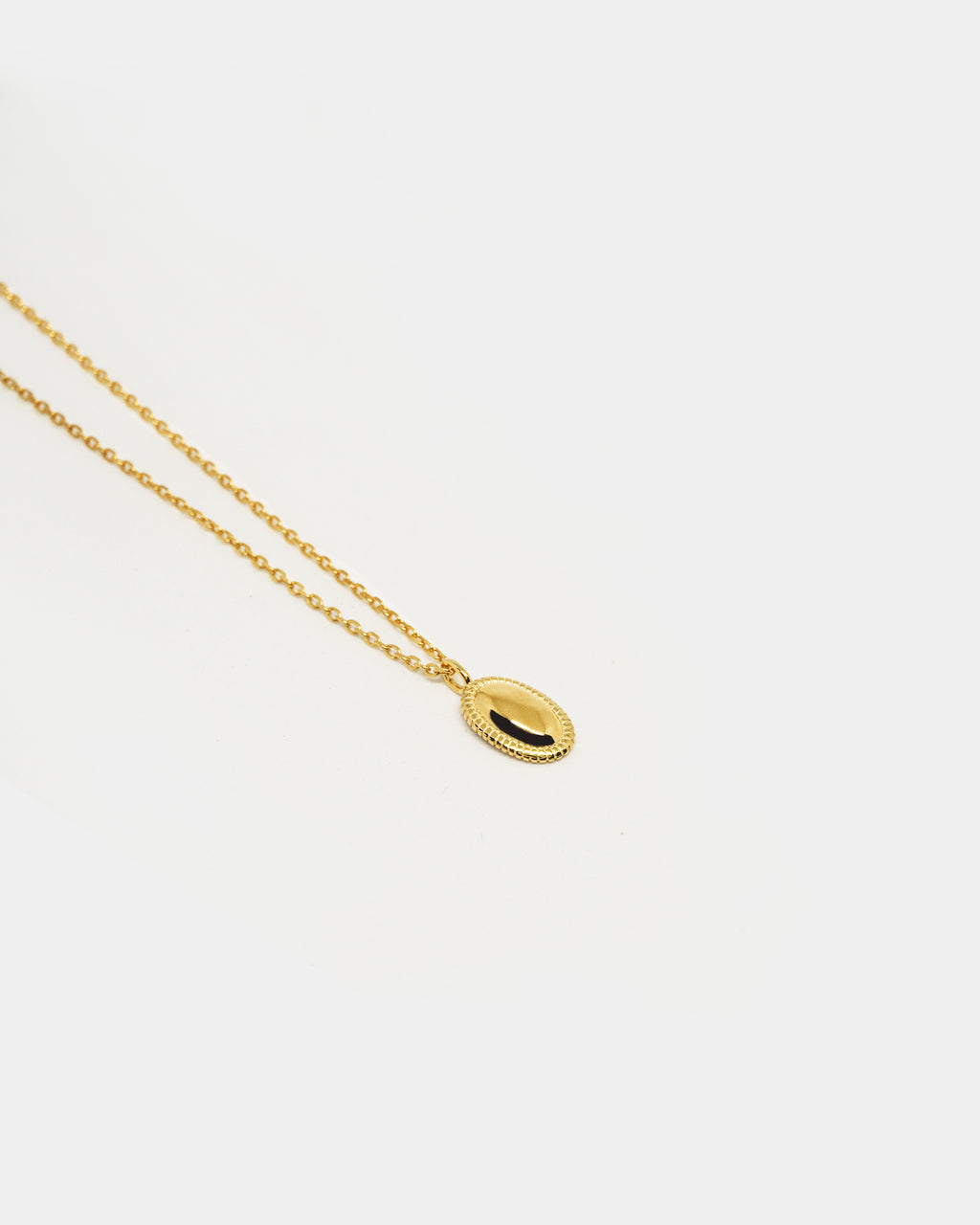 Oval Pendant Necklace in Gold