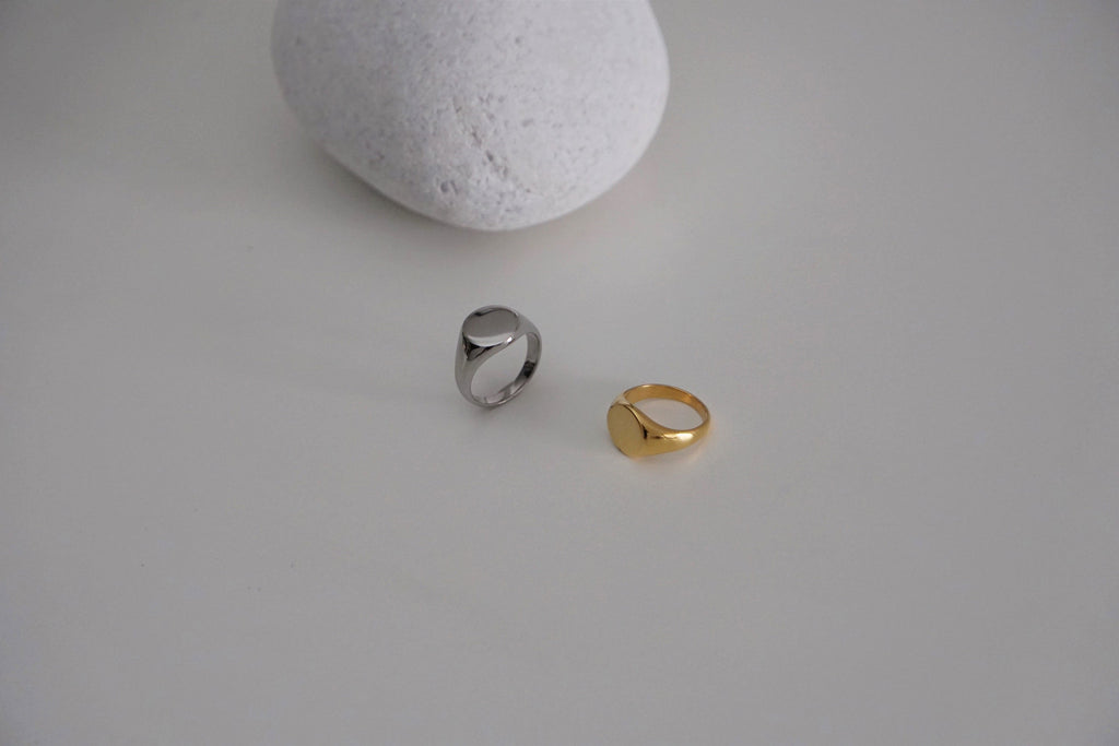 Imperfect: Round Signet Ring in Gold