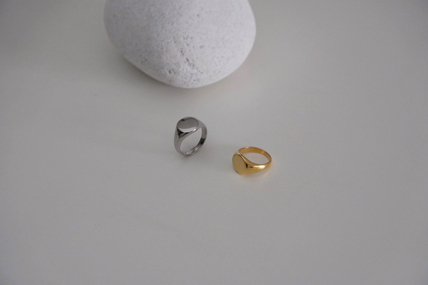 Imperfect: Round Signet Ring in Gold